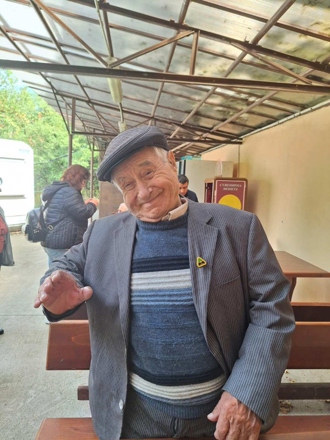 Усмихнат възрастен мъж