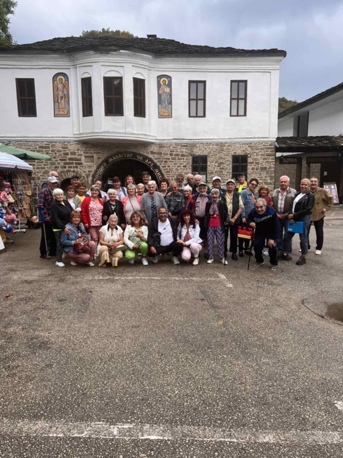 Голяма група пред възрожденска къща